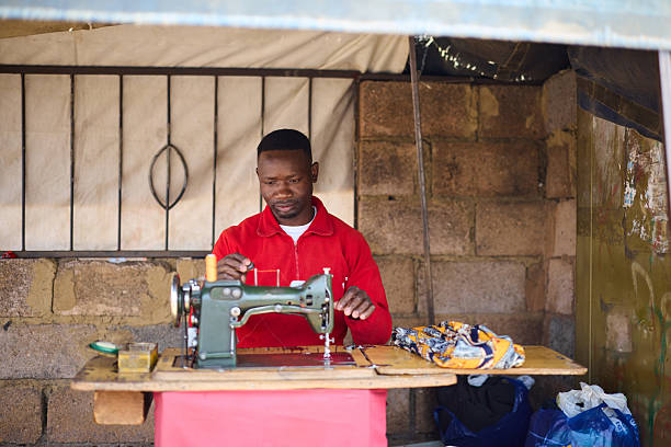 Couturière africaine travaillant